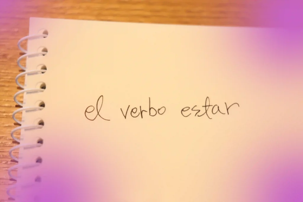 스페인어 동사 "el verbo estar"가 노트에 손글씨로 적혀 있는 이미지