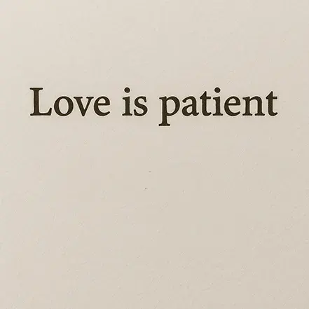Love is patient 문구가 적힌 성경 구절 이미지