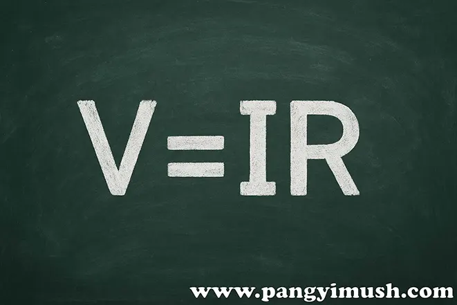초록색 칠판에 흰 분필로 적힌 옴의 법칙 공식 V=IR
