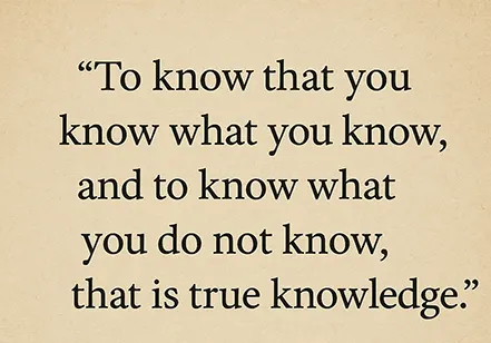공자의 명언 영어 번역문 ‘To know that you know what you know…’이 적힌 고전적인 질감의 배경 이미지