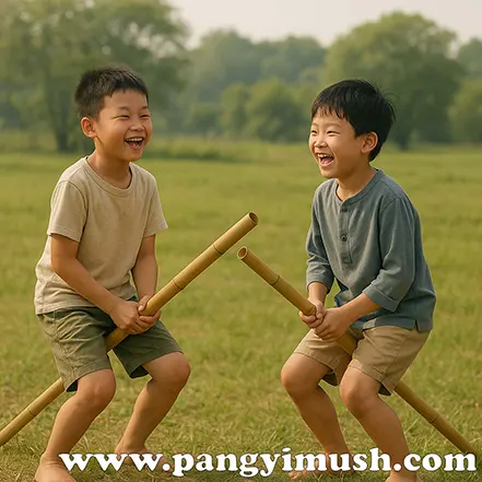 두 소년이 대나무 막대를 가지고 웃으며 놀고 있는 모습, 어린 시절 친구와 우정을 상징하는 이미지