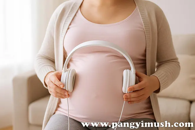 임산부가 부드러운 햇살 아래에서 배 위에 헤드폰을 얹고 음악을 듣는 따뜻한 장면
