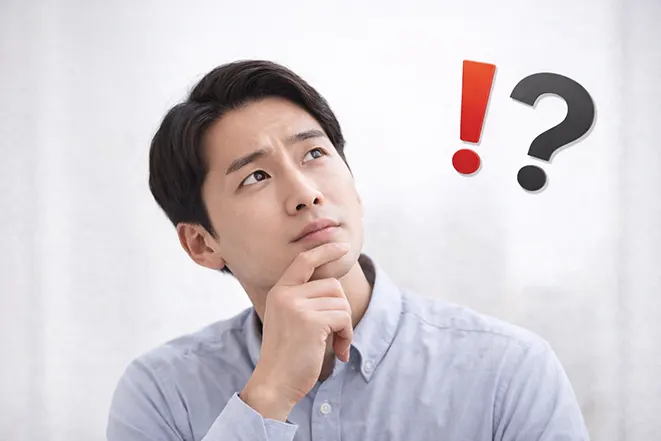 파워포인트에서 이미지 삽입이 왜 중요한지 궁금해하며 위를 바라보는 사람과 물음표 느낌표가 함께 표현된 이미지