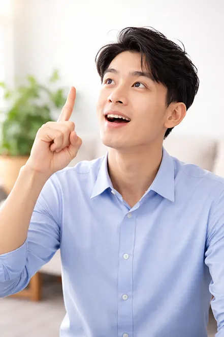 파워포인트 이미지 삽입 방법을 이해하고 핵심 포인트를 떠올린 듯 위를 가리키는 사람의 모습